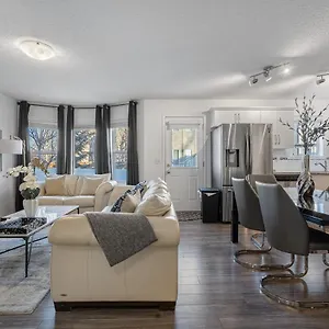 Modern House With Private Backyard & Fireplace Calgary