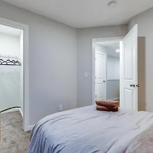 Neutral Living/6beds/4bedrooms+1bunos/with Basement And Fireplace/free Parking On Premises Calgary