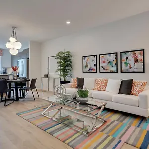 Spacious Modern With King Bed & Office Calgary