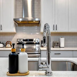 Stylish/4bedroom/freeparking/indoorfireplace Calgary